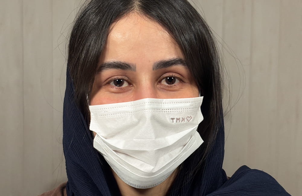 مريضة إيرانية بعيون بنية طبيعية قبل تغيير لون العيون بزراعة الصباغ القرنية في مركز عيون كروماتيك الطبي