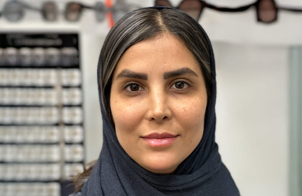 عيون بنية داكنة قبل تغيير لون العين بصبغ القرنية في مركز كروماتيك إيران — سلسلة رمادي سحري