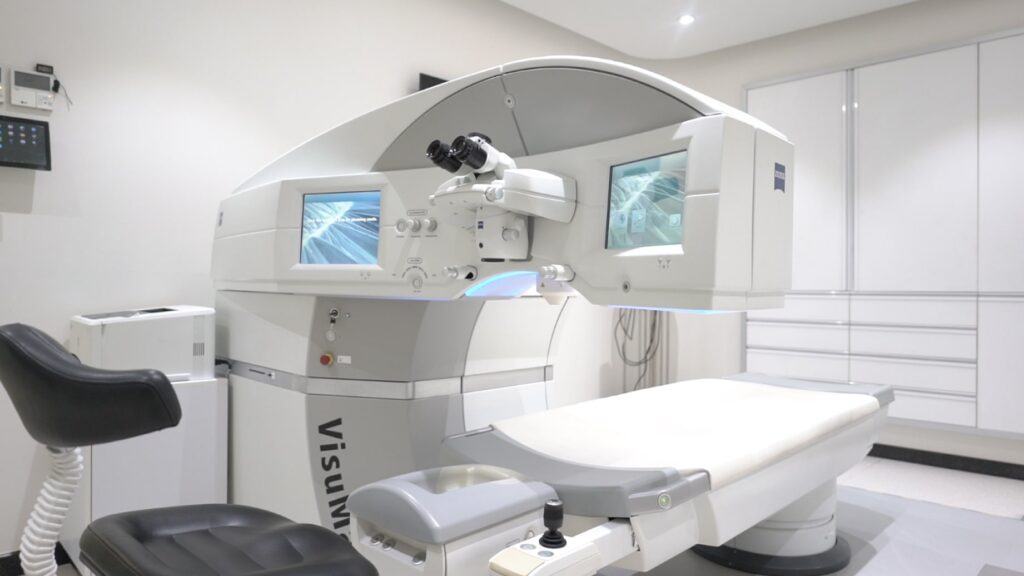 Medical equipment for changing eye color